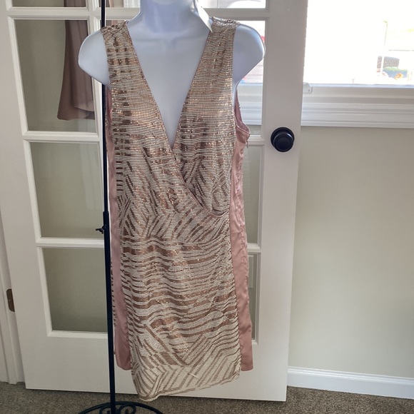 Printed Lola Chain Mini Dress In Rose Gold - Picture 7 of 11